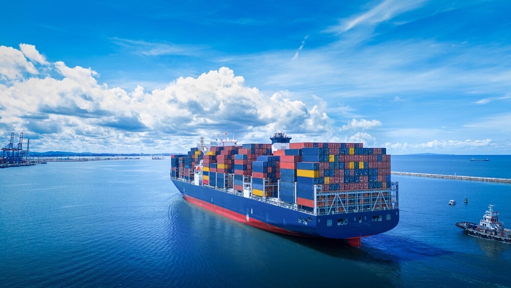 Vista de popa del barco de contenedores de carga que transporta contenedores