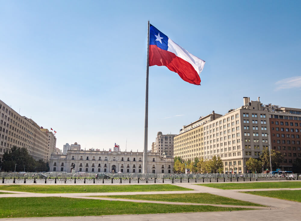 la bandera de chile en el palacio la moneda