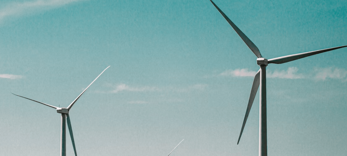 Imagen de molinos eÃ³licos en un artÃ­culo sobre las acciones de Acciona EnergÃ­a