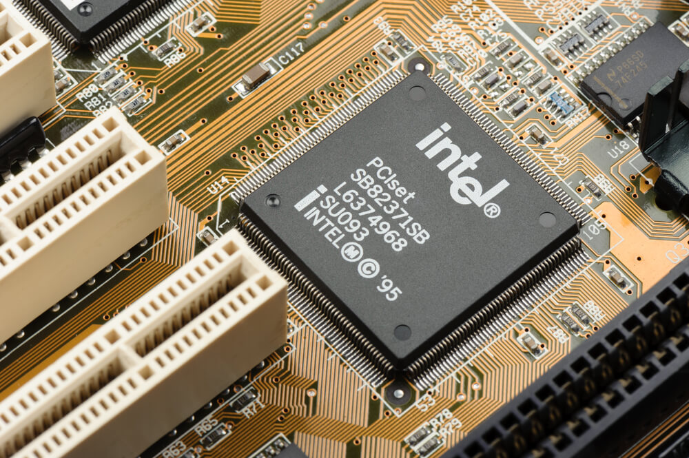 Microprocesador antiguo integrado en la placa base de Intel.