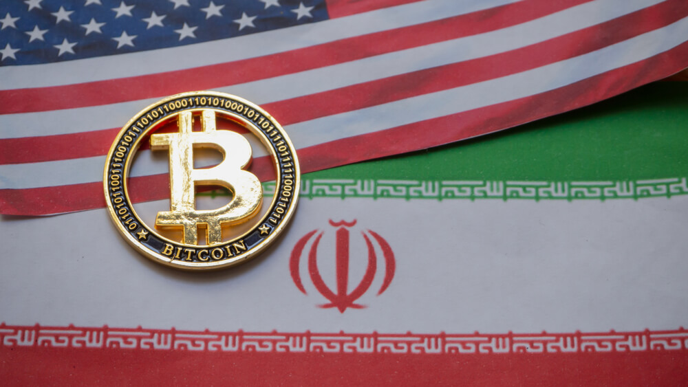 Bandera de Estados Unidos e IrÃ¡n con dinero digital Bitcoin. Problemas conceptuales entre Estados Unidos e Iran que hacen que los inversores inviertan en BTC
