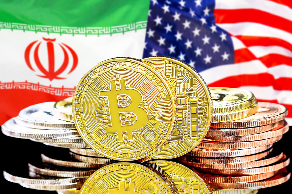Bitcoins sobre el fondo de la bandera de Iran y Estados Unidos.