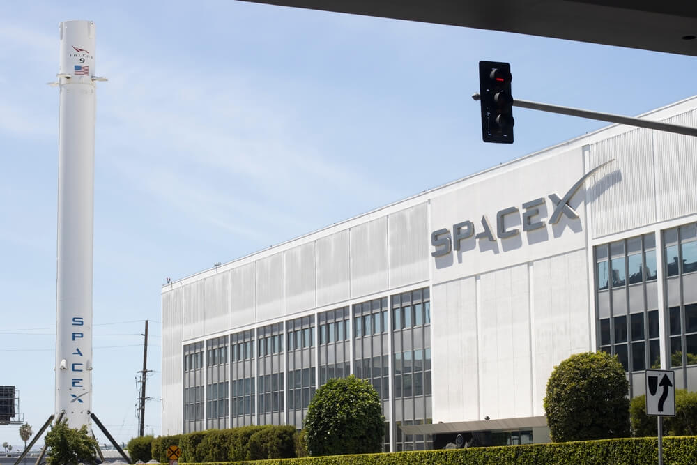 Vista exterior de la sede de SpaceX con refuerzo de cohetes Falcon 9