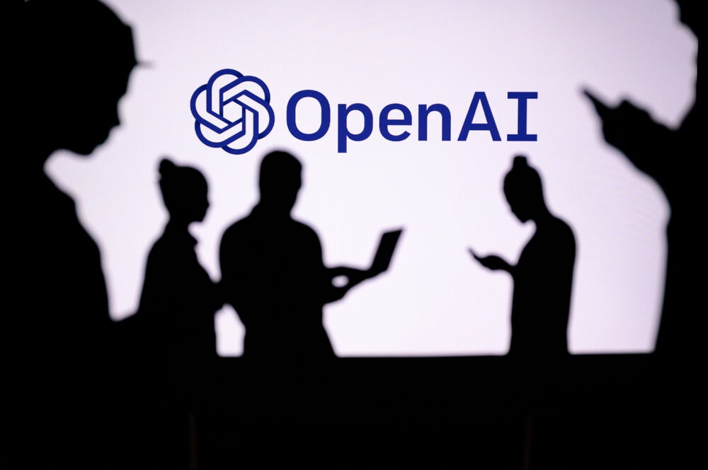 Desarrolladores silueteados en debate con el logotipo de la empresa open ai