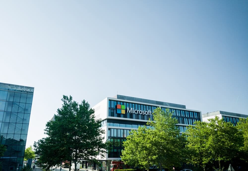 El exterior arquitectÃ³nico moderno del edificio de la sede de Microsoft Munich