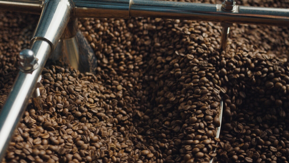 los granos de cafe recien tostados