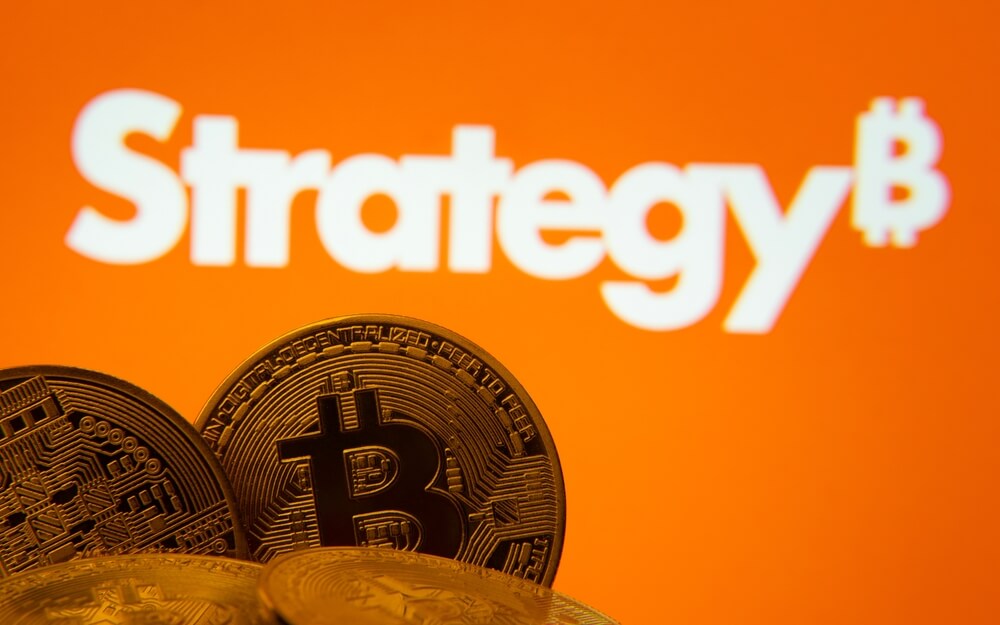 la moneda del bitcoin con el logo de strategy en el fondo