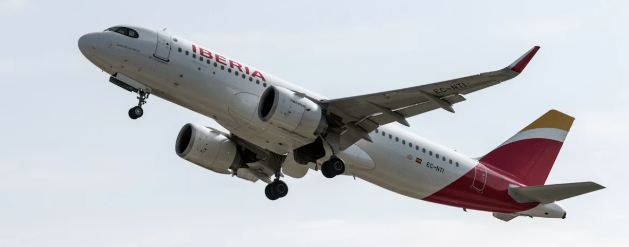 Imagen de un avión de Iberia, de IAG