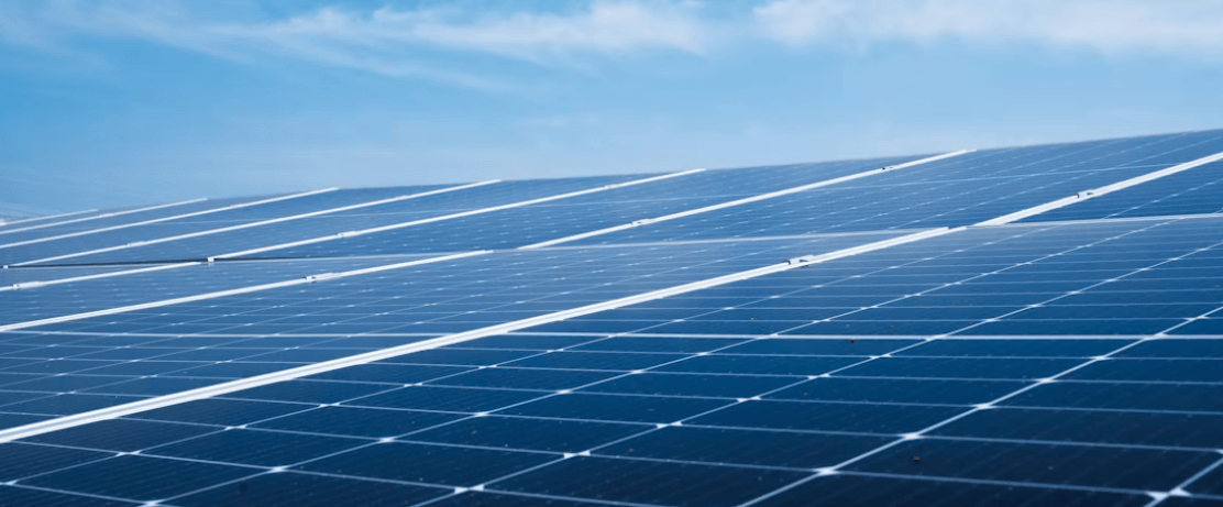 Imagen de placas solares en un artículo sobre las acciones de Grenergy
