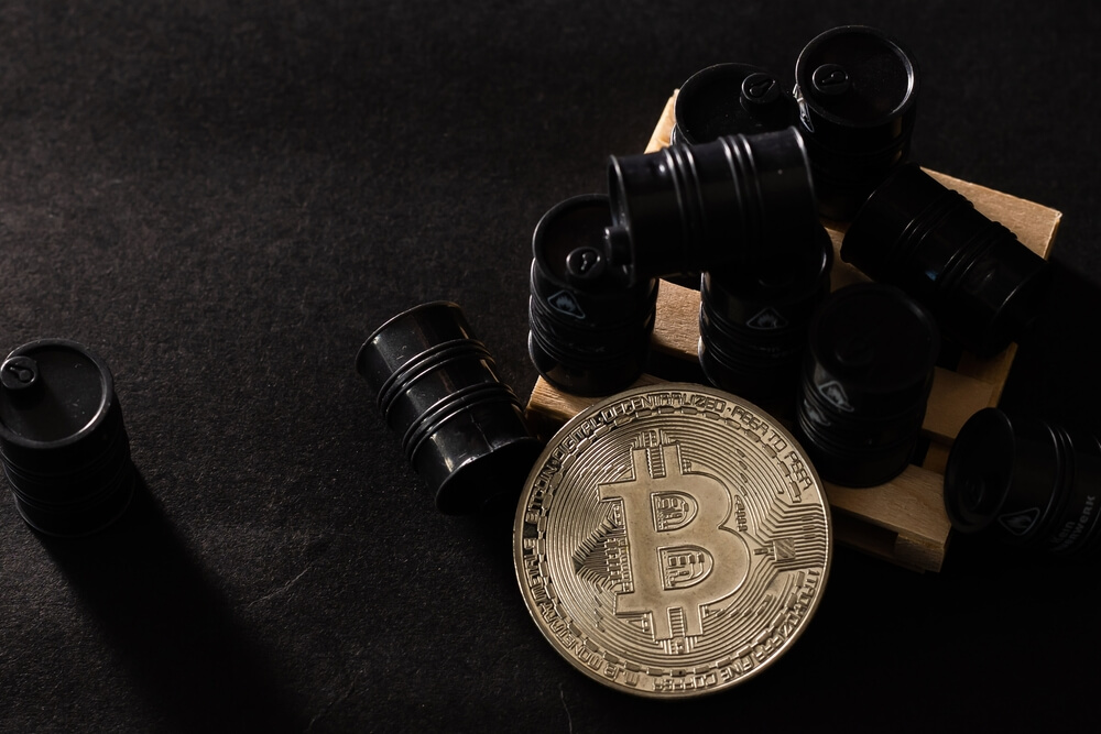 los barriles de juguete y la escena del modelo de bitcoin representan una idea relacionada con el concepto de negocios y finanzas