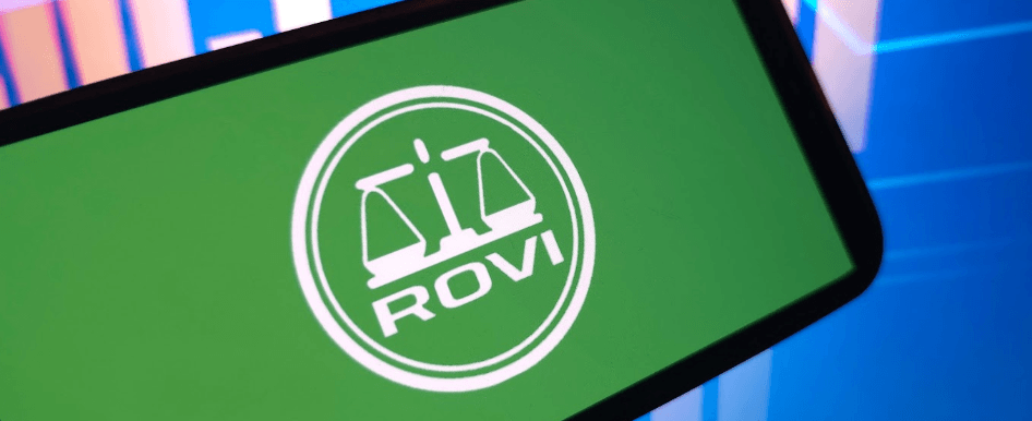 Imagen de un móvil en el que se ve el logo de Rovi