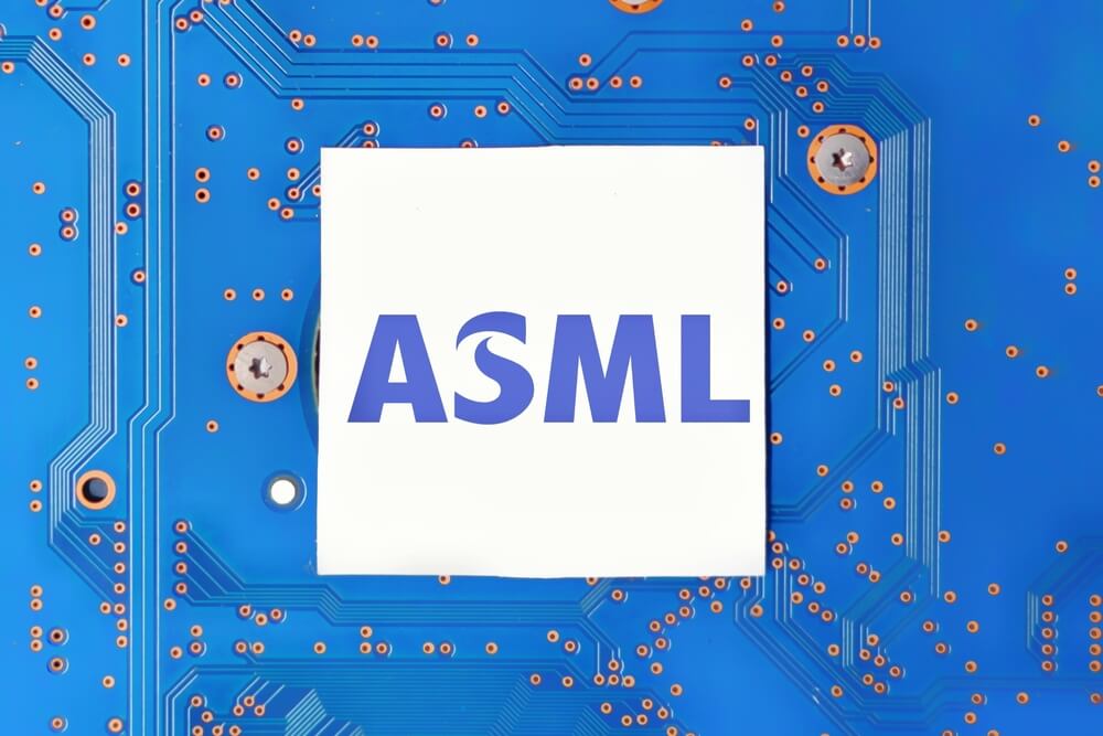 ASML Holding N.V. conocido como logotipo ASML en el fondo de la placa base