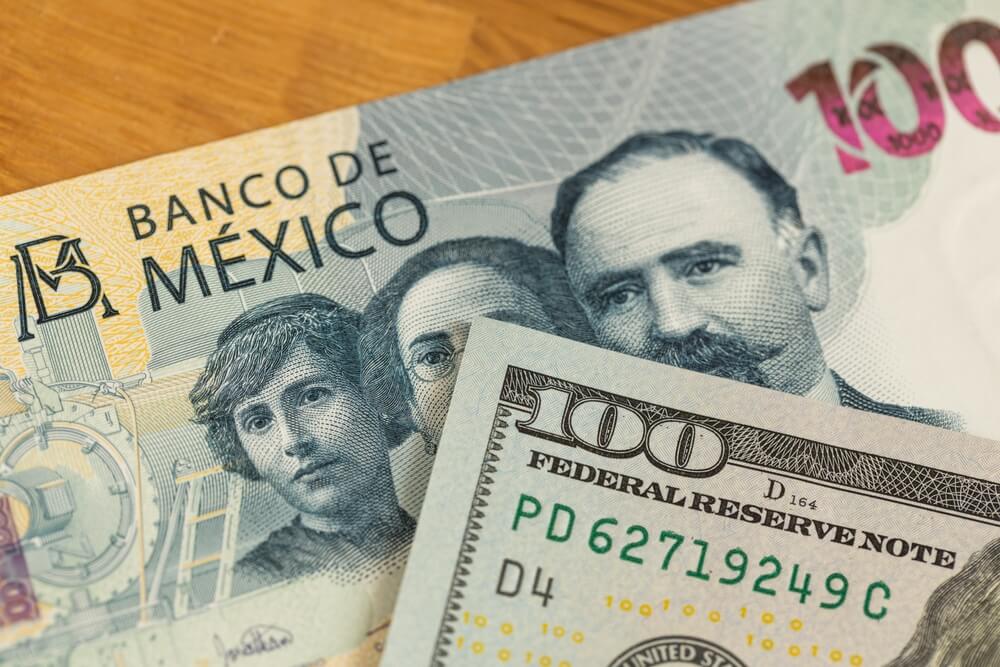 Billetes de dolar y peso mexicano