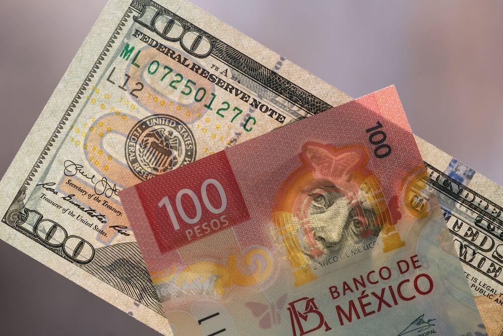 billete de dólar y peso mexicano