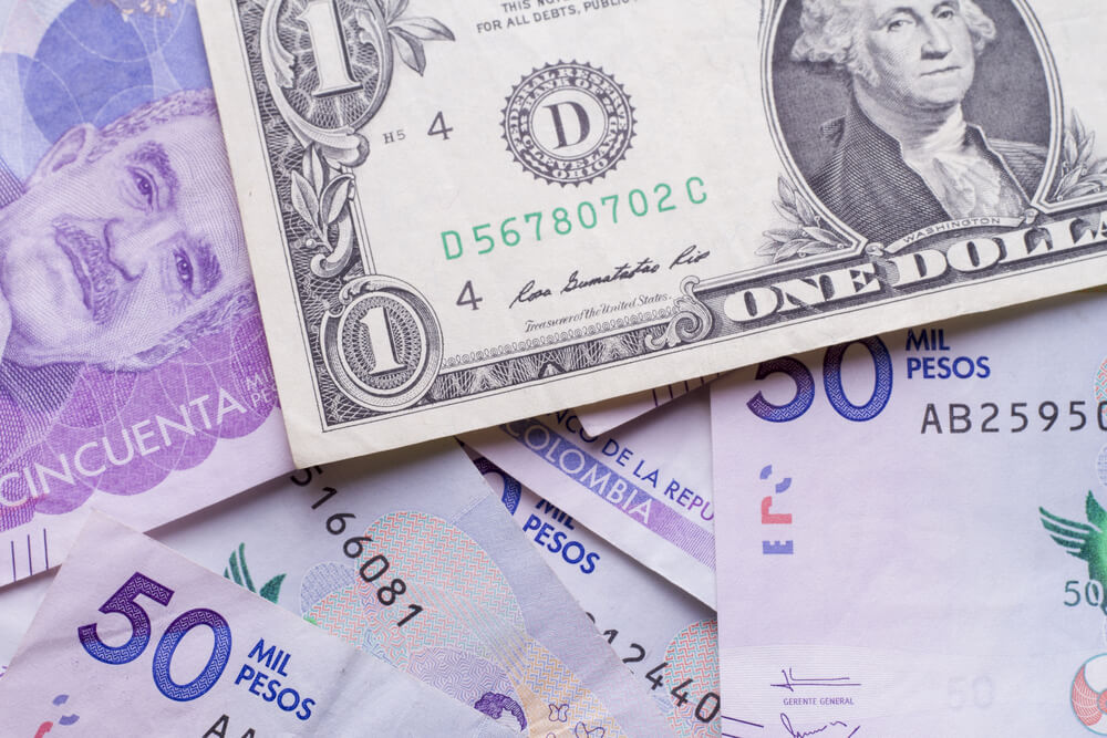 billetes de dolar y peso colombiano