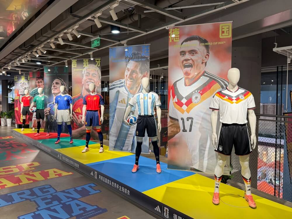 xhibición del jersey nacional de Equipo de la Copa Mundial de la FIFA 2026 en la tienda Adidas de Shanghai