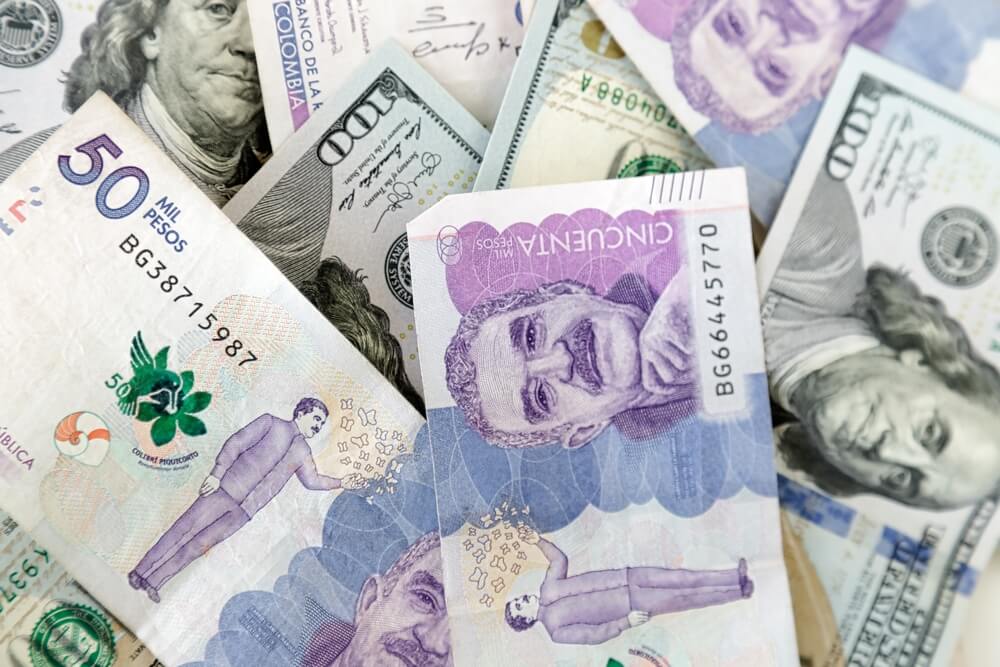 billetes de dolares y peso colombiano