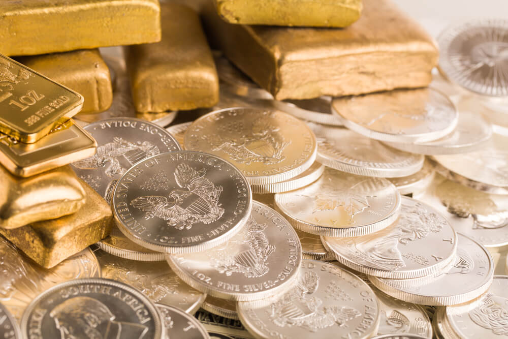 lingotes de oro y monedas de plata