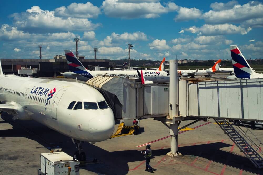 aviones latam en un aeropuerto