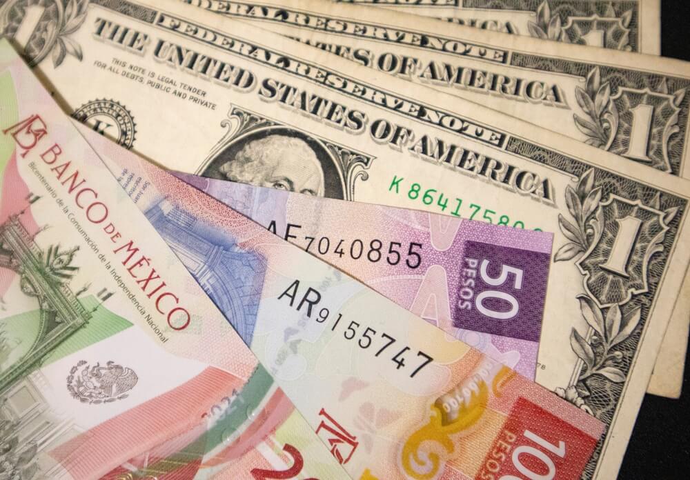 billetes de dolares y peso mexicano