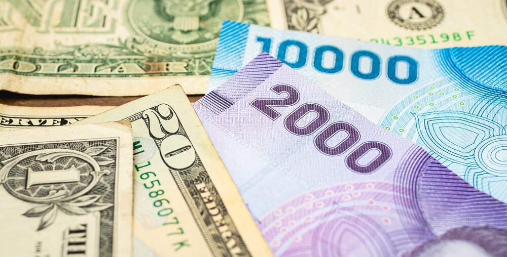 billetes de dolares y peso chileno