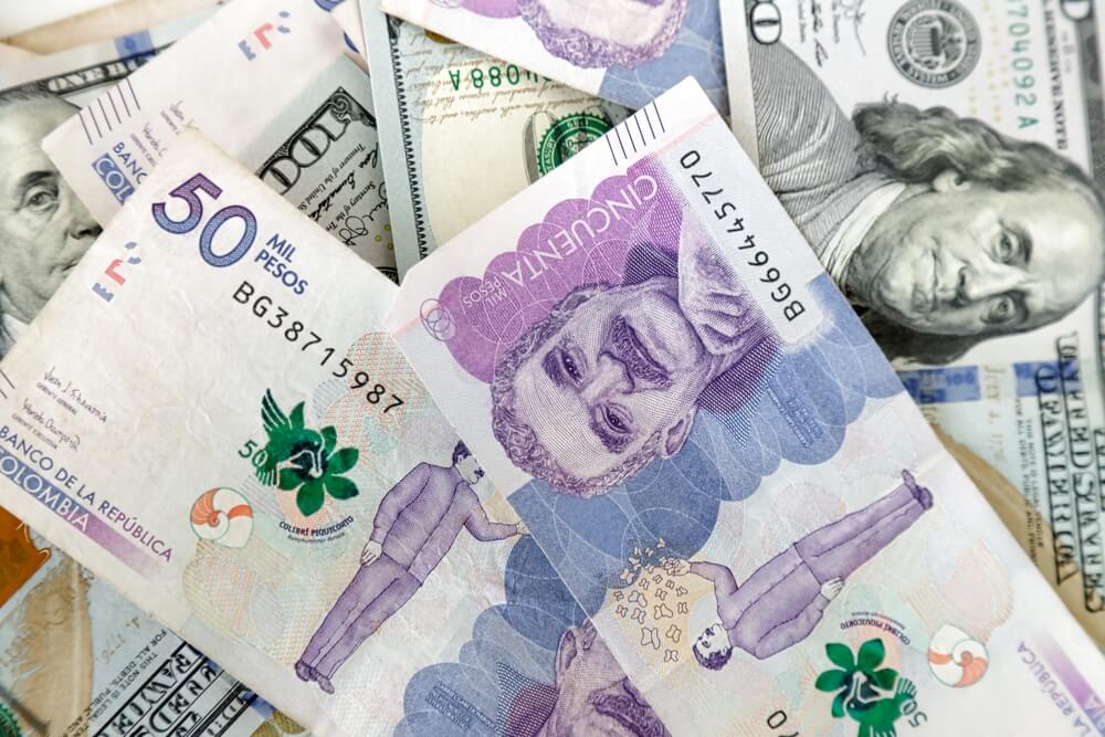 billetes de dolares y peso colombiano