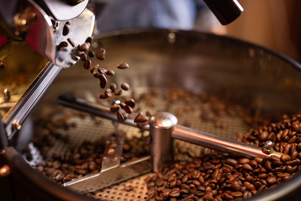 Granos de cafe siendo tostados