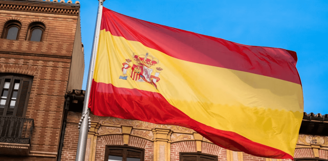 Imagen de la bandera de España en un artículo sobre la economía española