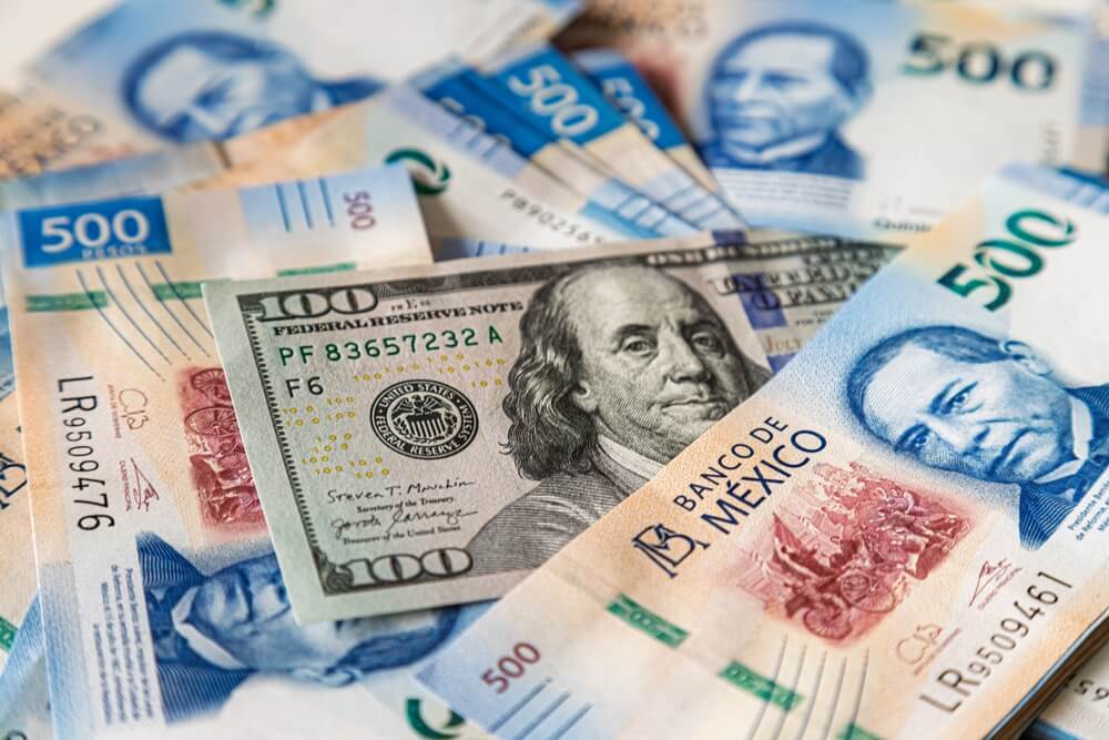billetes de dolares y peso mexicano
