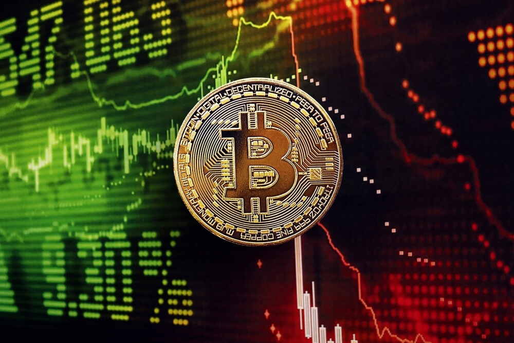 Bitcoin BTC moneda en grafico de comercio digital de criptomonedas oscuras en colores verdes y rojos de cerca