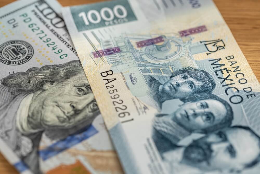 billetes de dolar y peso mexicano