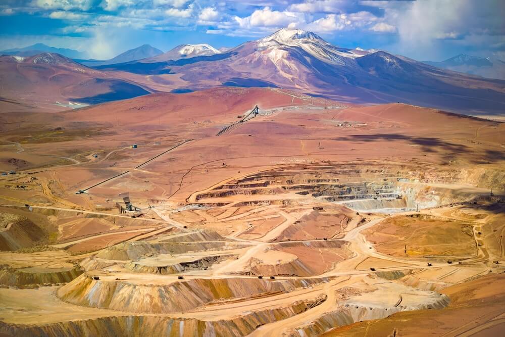 Vista aerea de una mina de cobre en el altiplano del desierto de Atacama en el norte de Chile