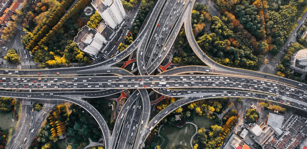 Imagen de una autopista en un artículo sobre las acciones de Ferrovial