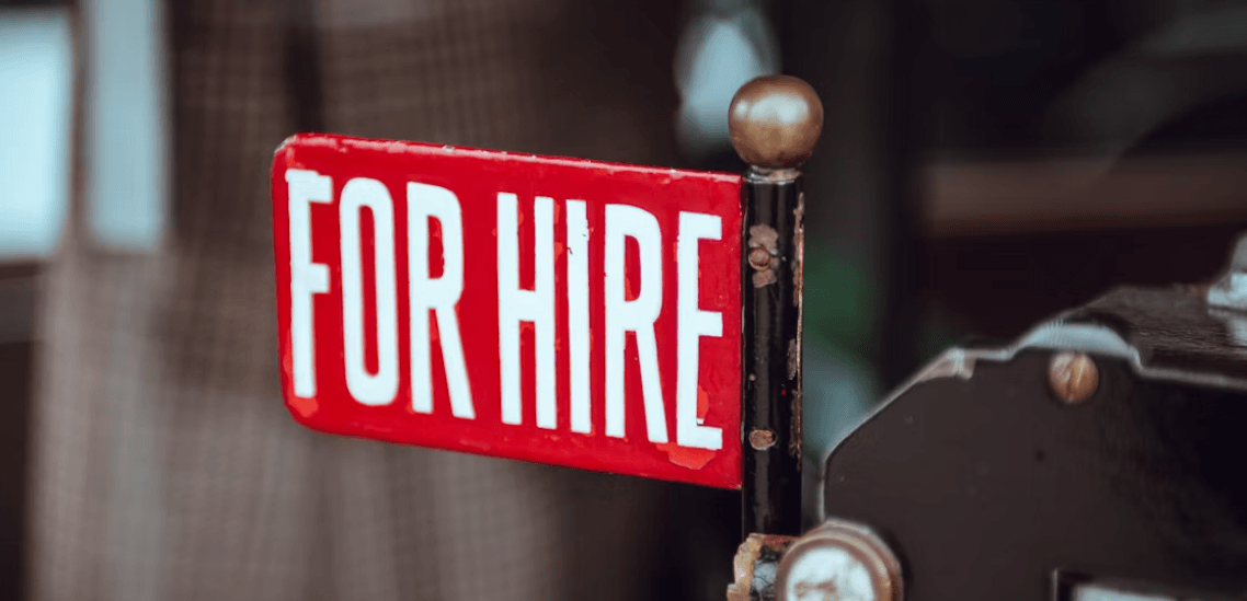 Imagen de un cartel que dice 'for hire' en un artículo sobre la semana de la FED y los datos de empleo