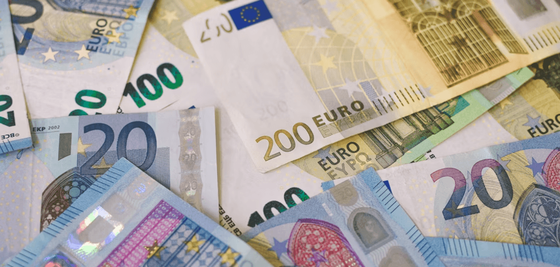 Imagen de billetes de euro en un artículo sobre la banca española y el aumento de la curva de tipos