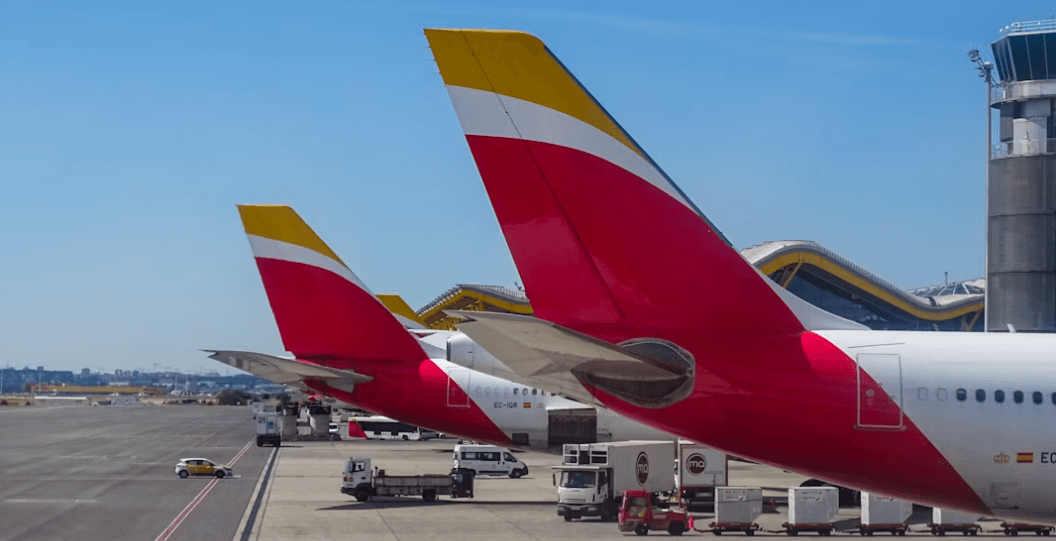 Imagen de un avión de Iberia en un artículo sobre las subidas de las acciones de IAG