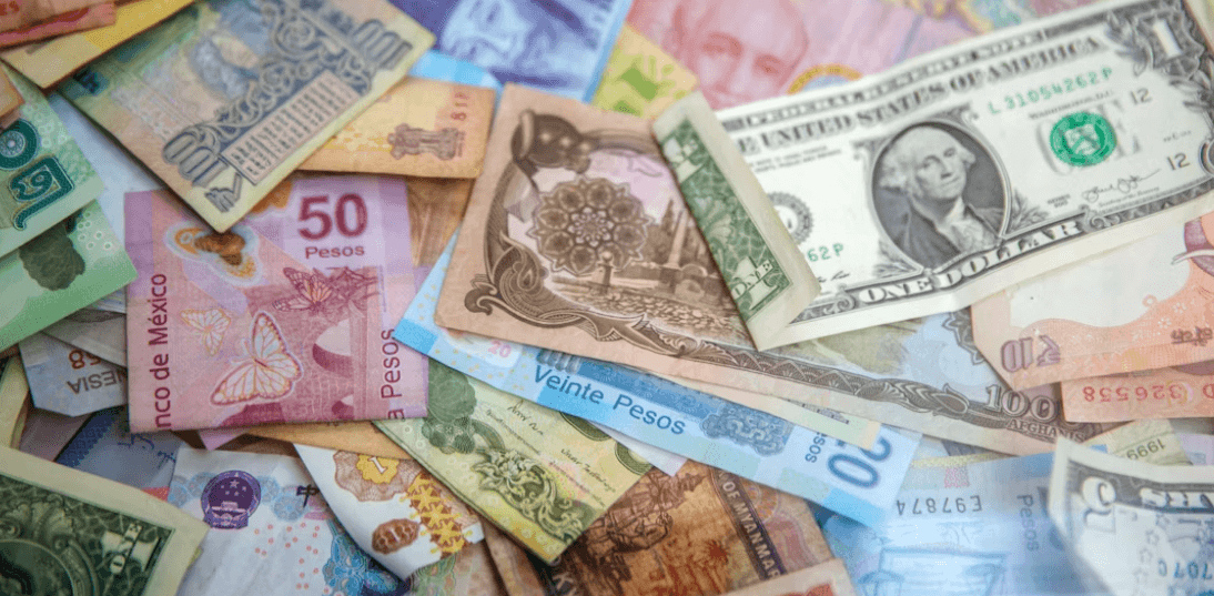 Imagen de billetes de dólar en un artículo sobre los rendimientos de deuda