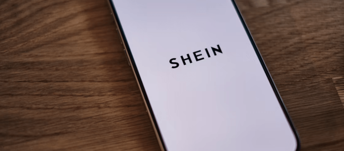 Imagen de un móvil con el logo de Shein