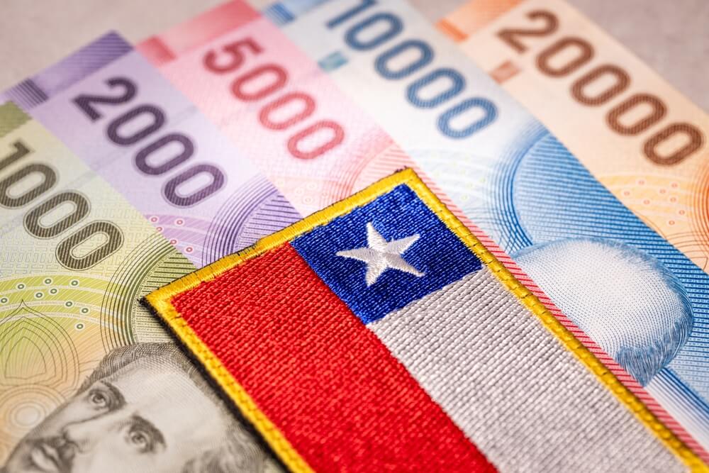 Bandera de chile sobre billetes de pesos chilenos