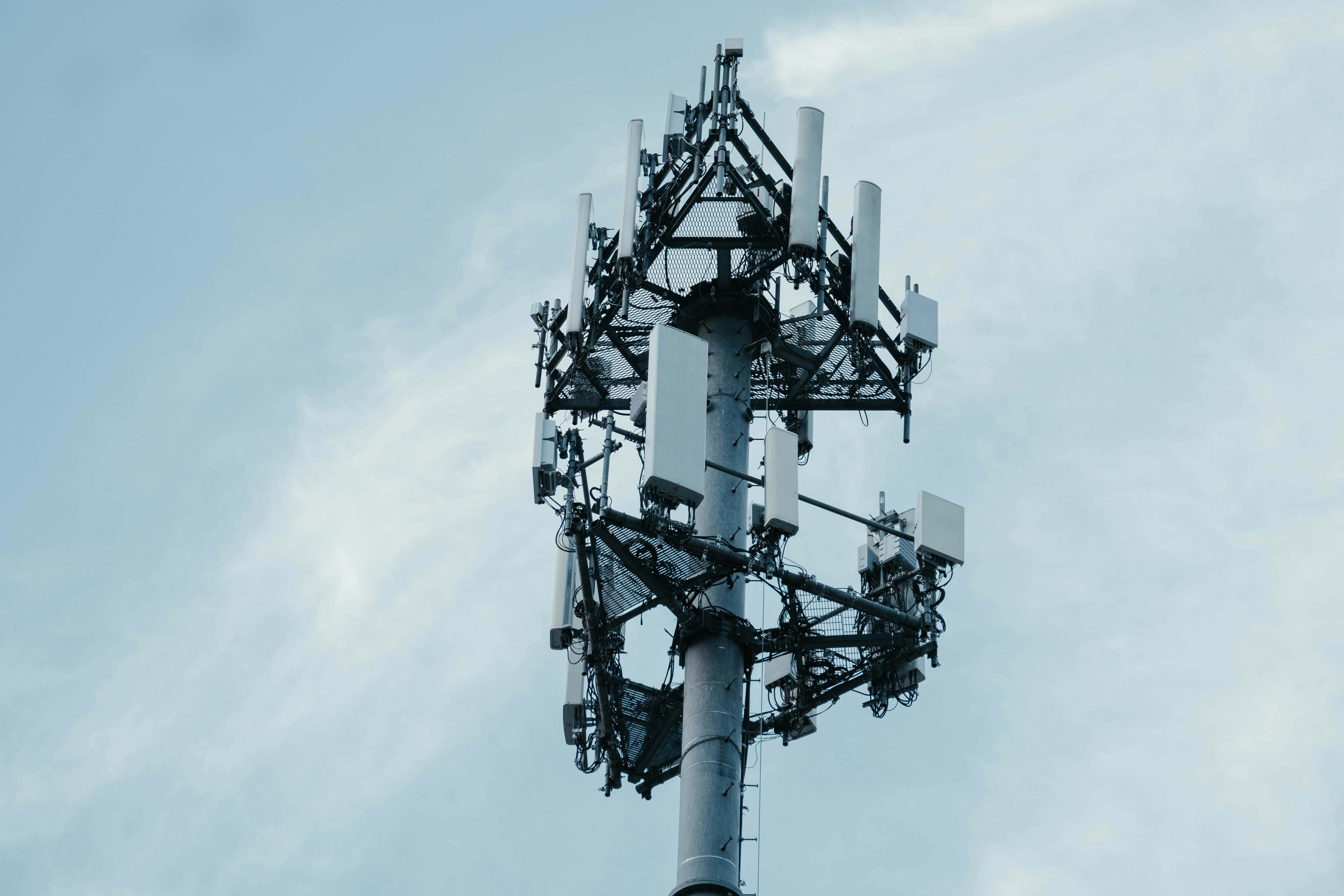 Imagen de una torre de telecomunicaciones en un artículo sobre las acciones de Cellnex