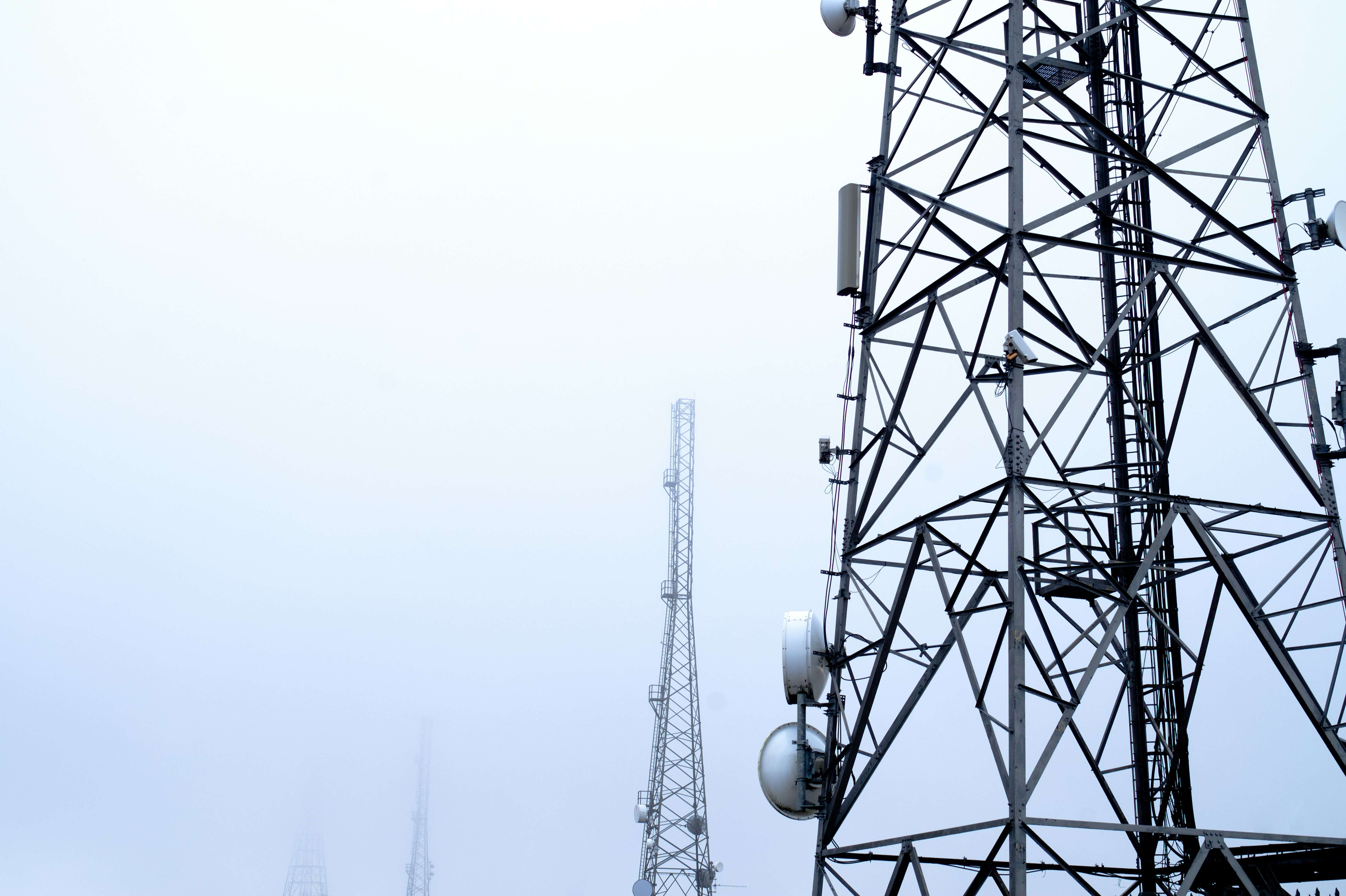 Imagen de una torre de telecomunicaciones en un artículo sobre las caídas de las acciones de Telefónica