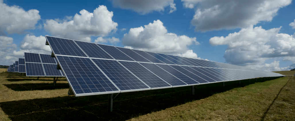Imagen de placas solares en un artículo sobre las acciones de Solaria