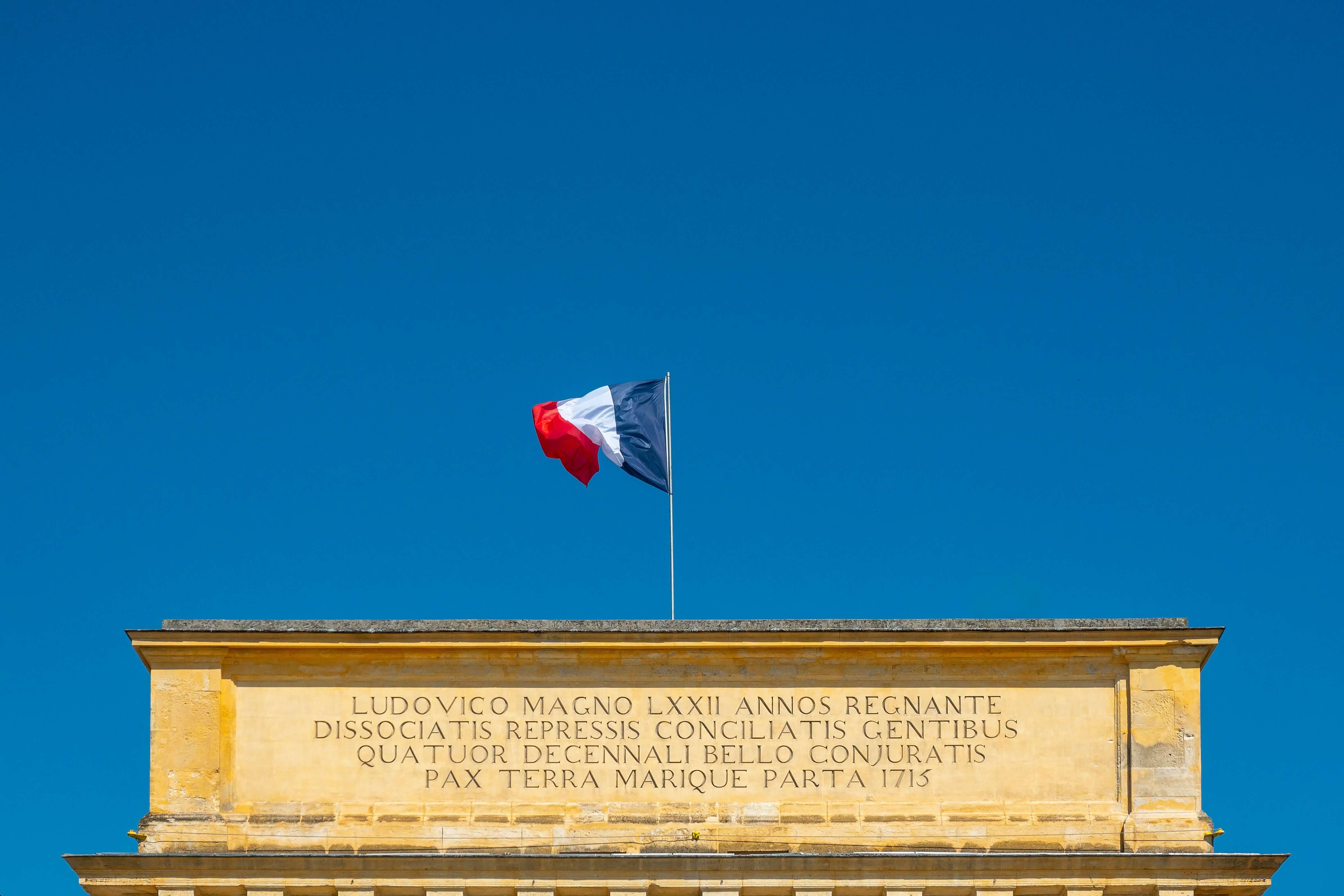 Imagen de la bandera de Francia en un artículo sobre la crisis de la deuda