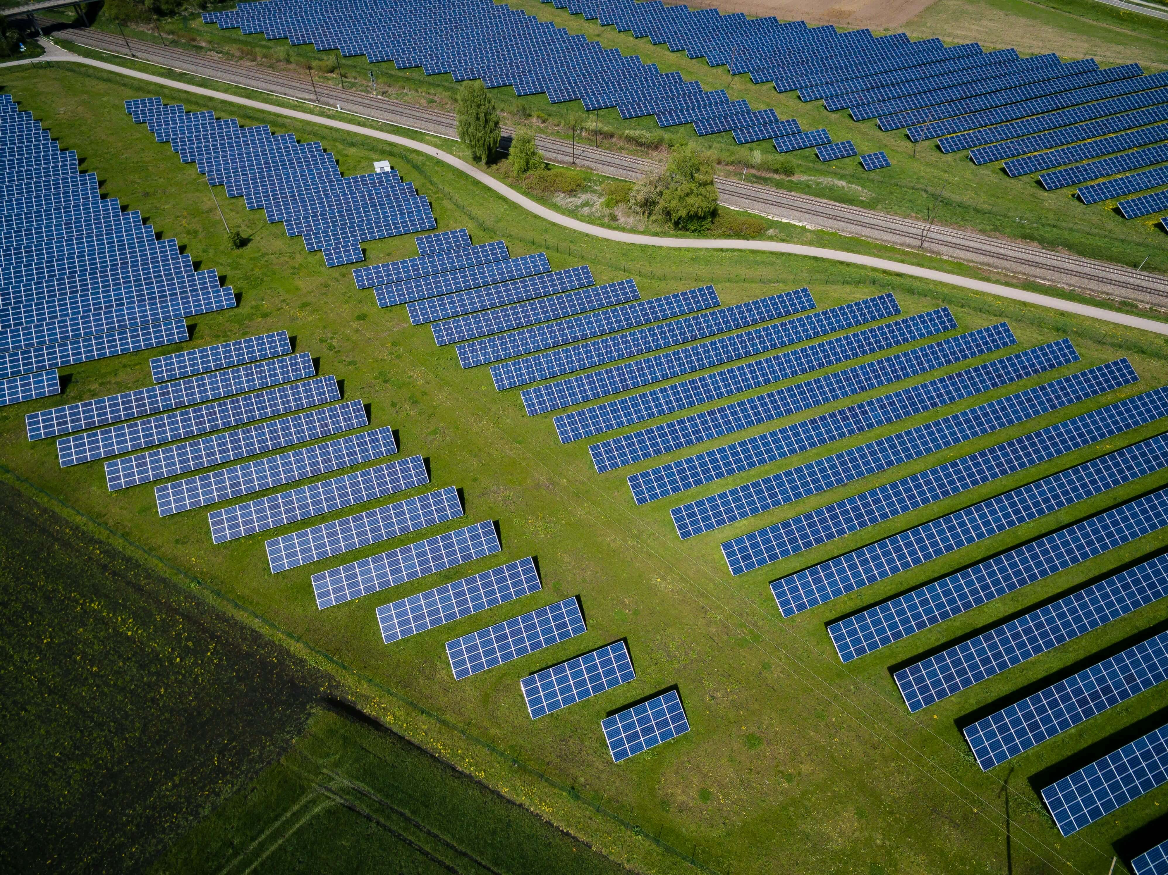 Imagen de placas solares en un artículo sobre las acciones de Acciona Energía