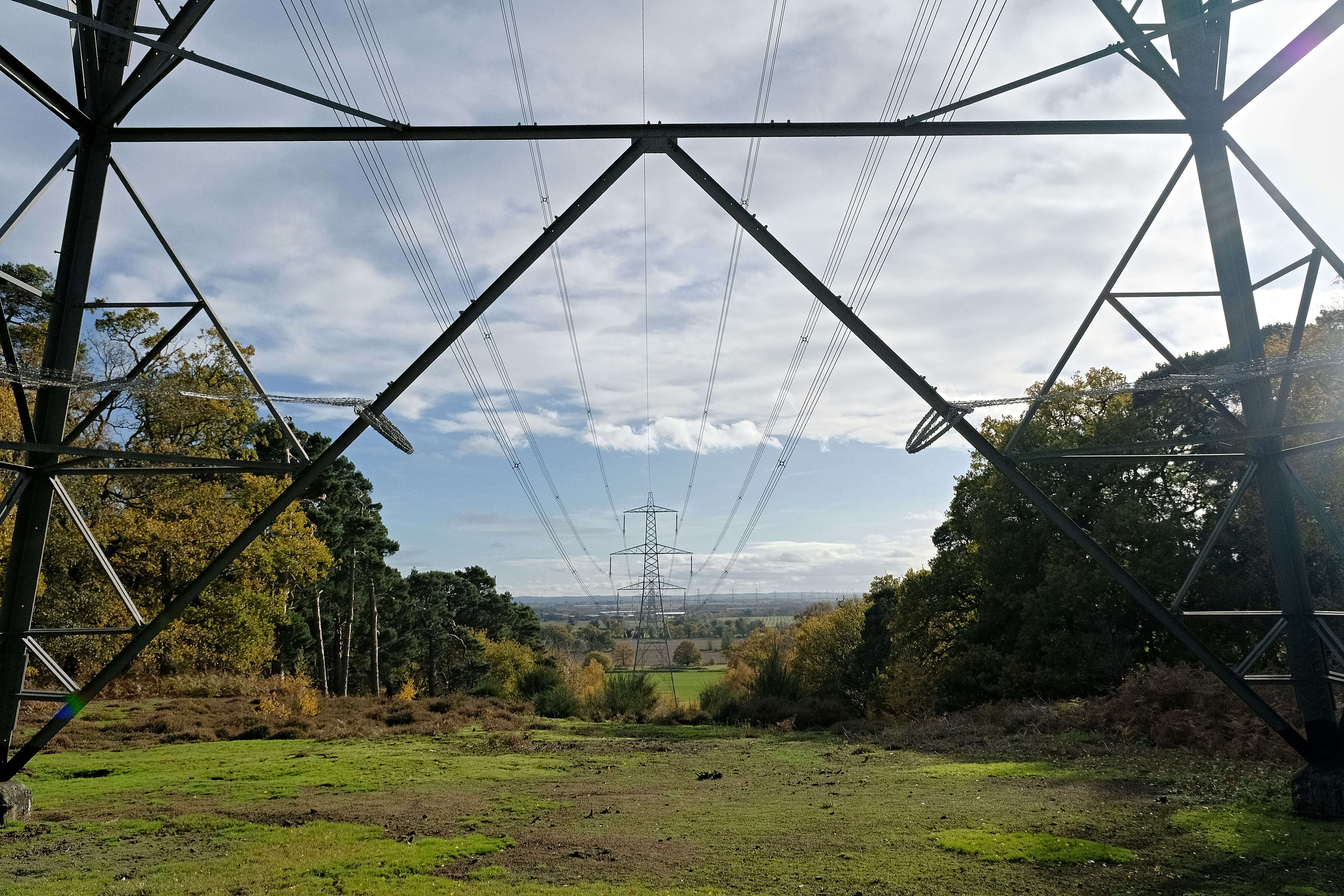 Imagen de una torre de telecomunicaciones en un artículo sobre las acciones de Cellnex