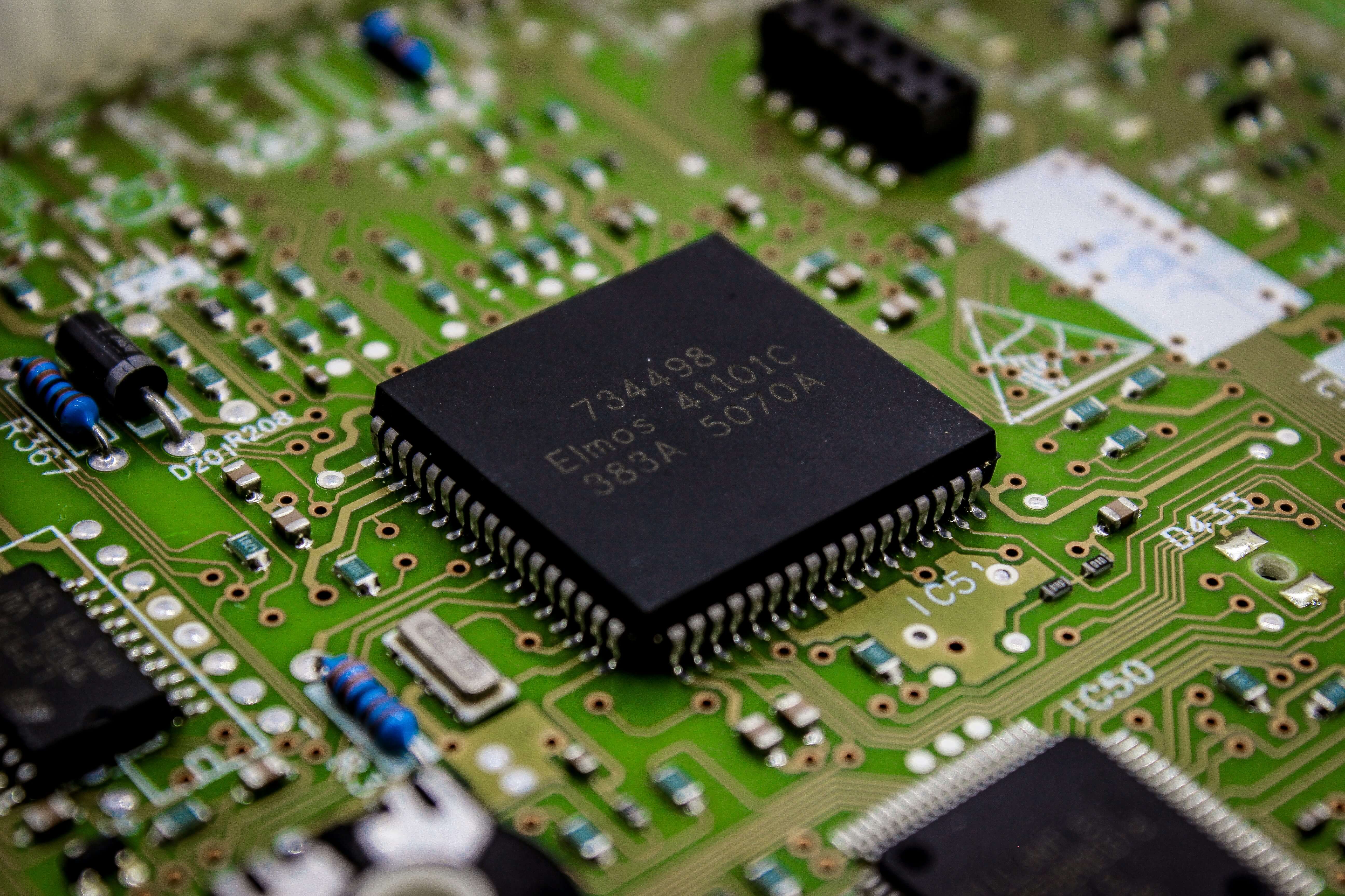 Imagen de un chip en un artículo sobre las acciones de IBM tras sus resultados