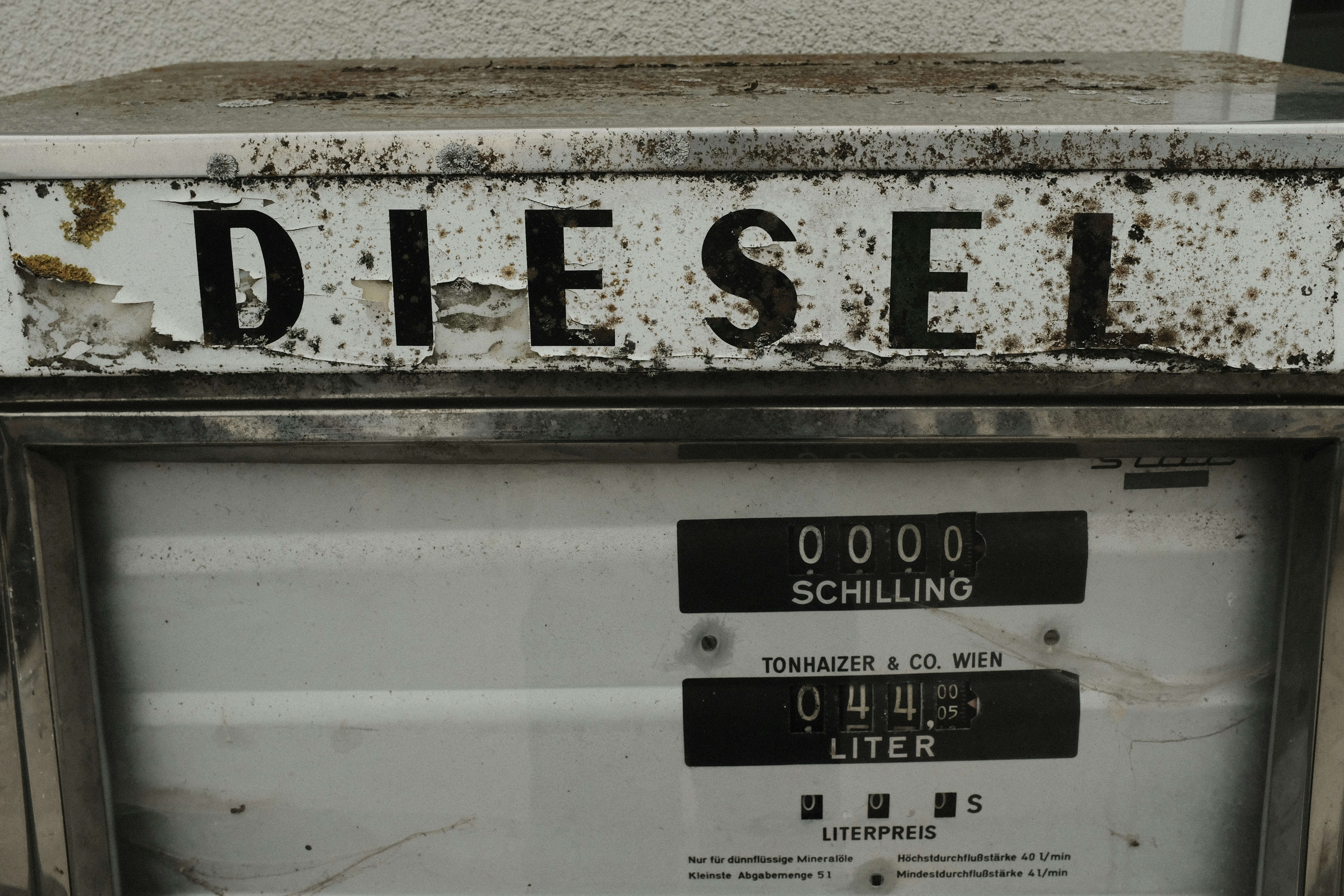 Imagen de un cartel que dice diésel en un artículo sobre el precio del petróleo
