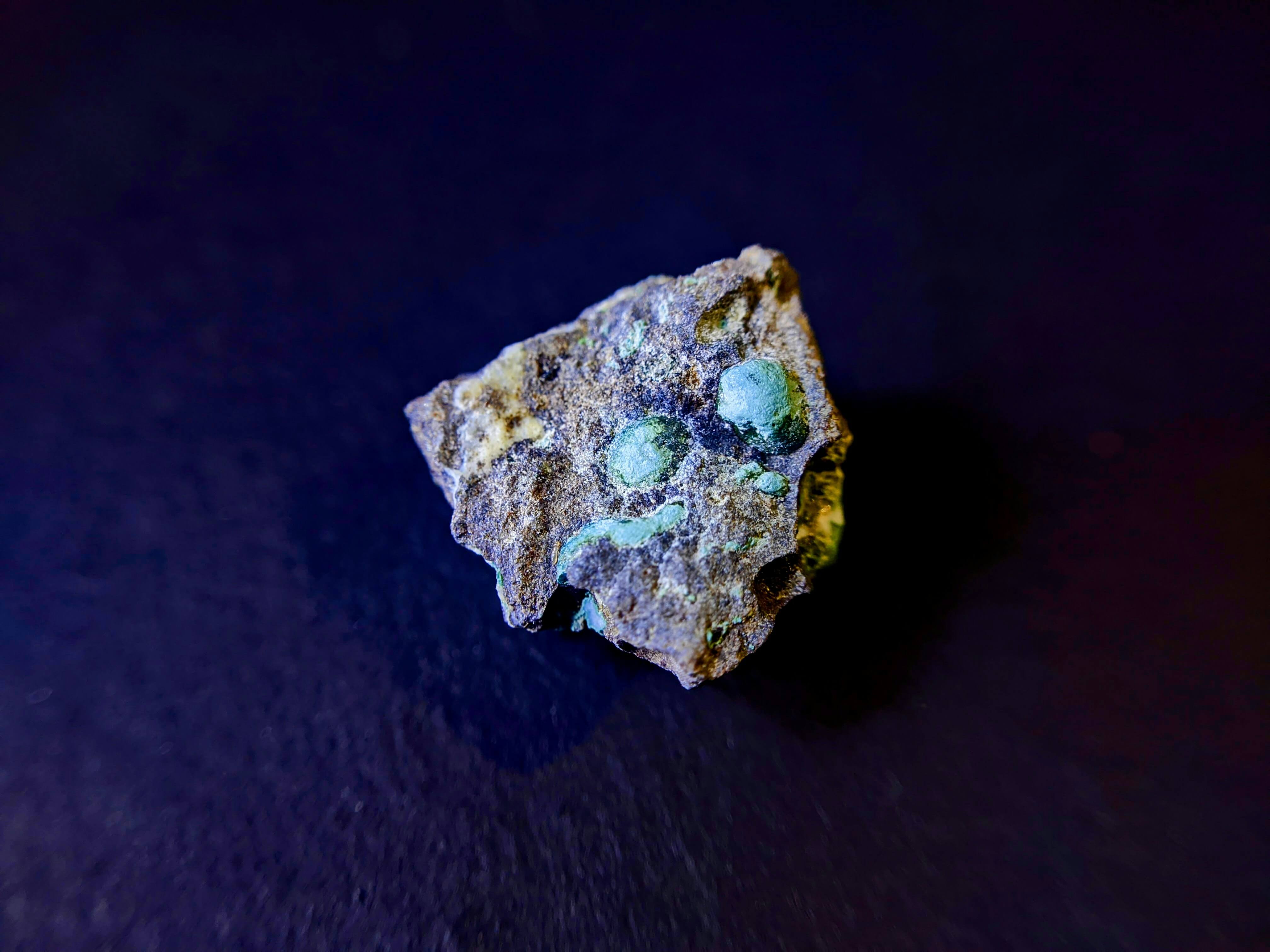 Imagen de un mineral en un artículo sobre las acciones de Berkeley Energía