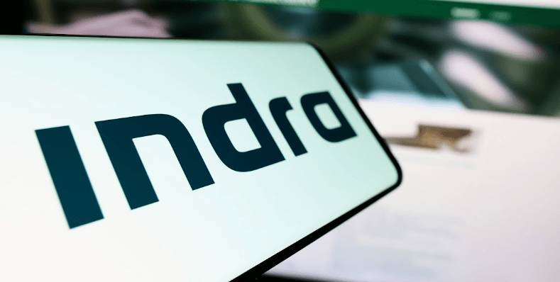Imagen de un móvil con el logo de Indra