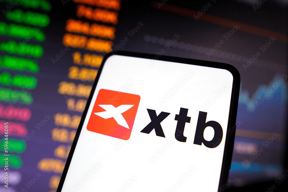 โลโก้ XTB บนสมาร์ทโฟน 